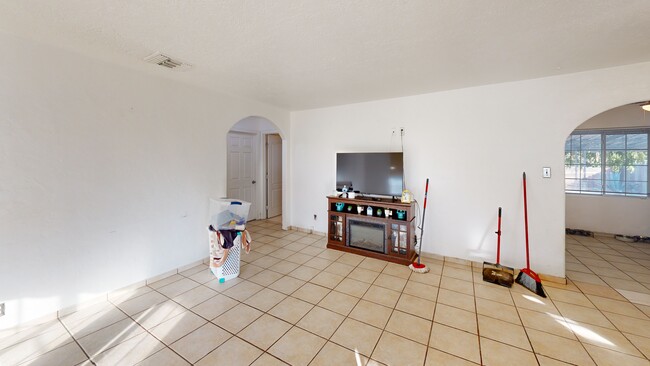 1562 N Fay Ave, Fresno, CA 93728 - photo 2