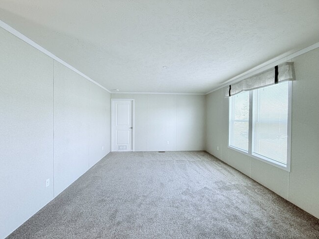 29652 Cambridge Ct, New Baltimore, MI 48051 - photo 2