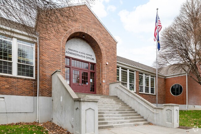The Pendleton School District earns an overall B- grade from Niche.