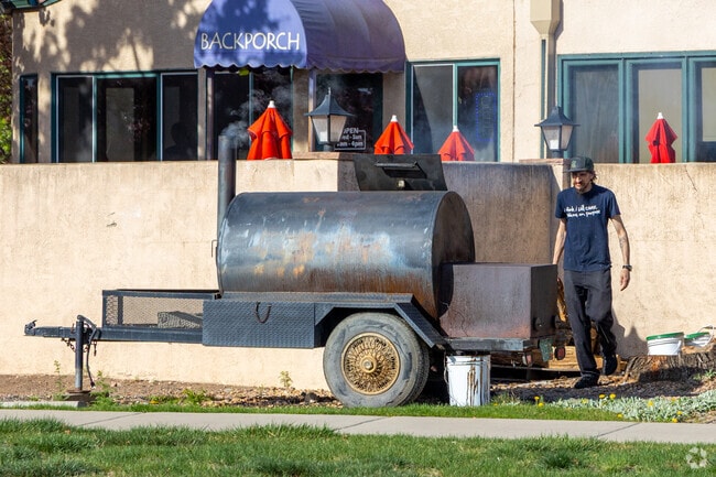 Residents of Waterglen have several dining options nearby.