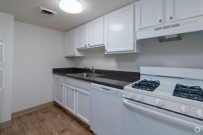 2BR, 1BA — 932SF - Kitchen