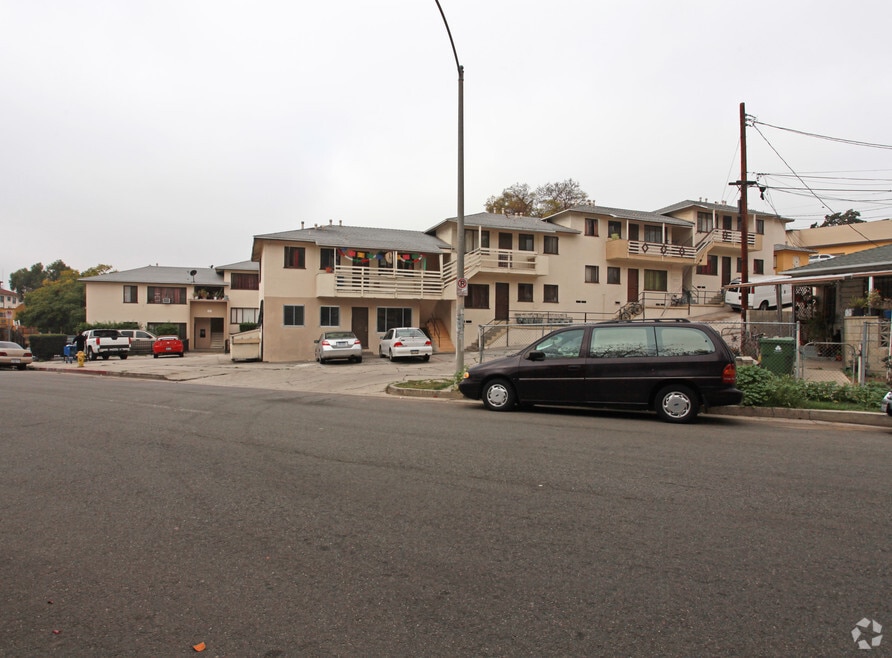 Modern 1BR with Balcony & Parking – Live t...