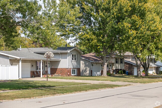 Rows of homes in Twin Lakes offer split level and ranch homes in the area.