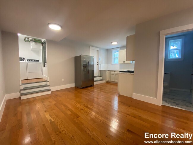 118 Marginal St unit 7, Boston, MA 02128 - photo 4