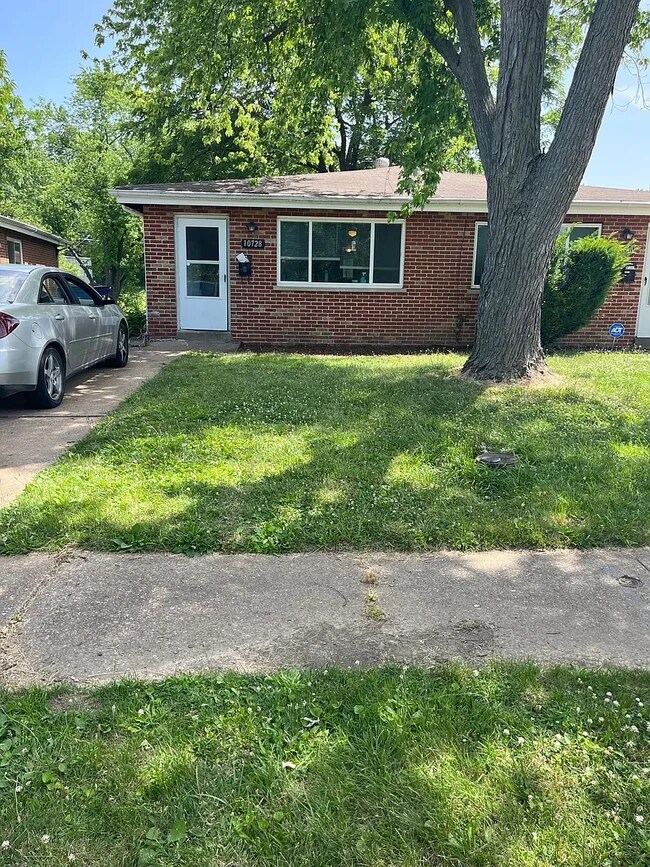 10728 Tropic Dr, Saint Ann, MO 63074 - photo 2