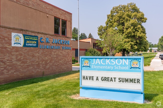 Jackson Elementary School has a total enrollment of 471 students.