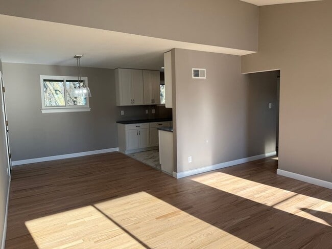 10607 Thayer Ct, Saint Louis, MO 63123 - photo 2