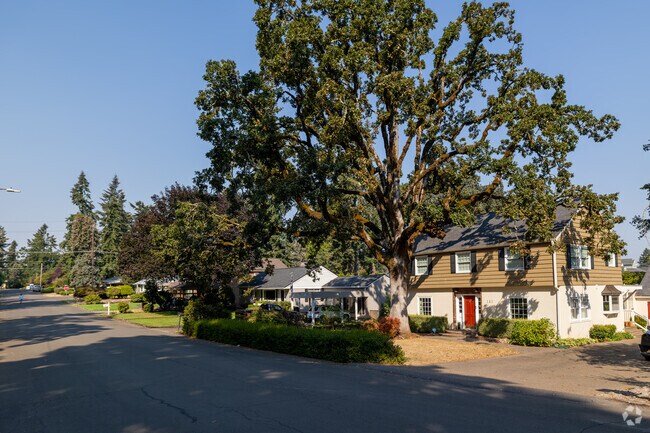 Rivercrest’s tree-lined streets create a serene and welcoming residential atmosphere.
