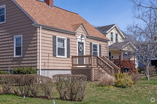 South Swansea boasts many well-manicured lawns and community pride is strong.