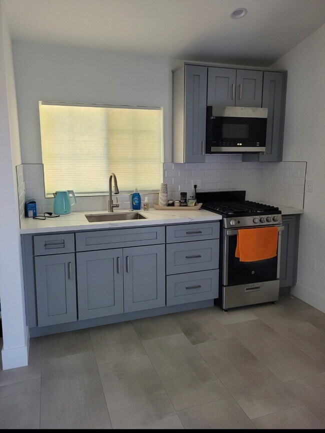 7951 Maestro Ave unit ADU FOR RENT, Canoga Park, CA 91304 - photo 6