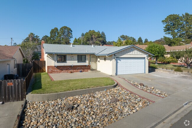 One of the many California Ranchers dotting the streets of Tara Hills.