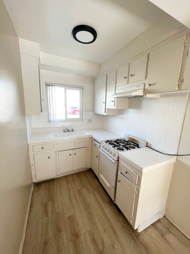 PRAIRIE, Hawthorne, CA 90250 - photo 6