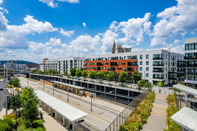 Eastside Bond Apartments has over 100 rooms in Shadyside.