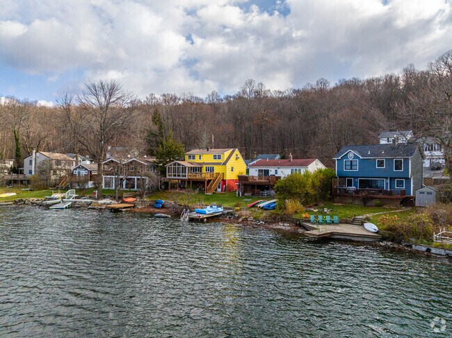 You can find many bungalows and homes surrounding the lakes in Ringwood.