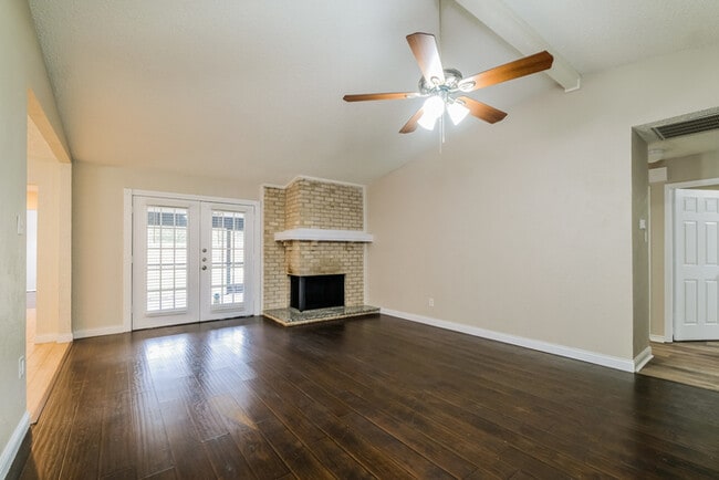 305 Pebblebrook St, Arlington, TX 76014 - photo 5