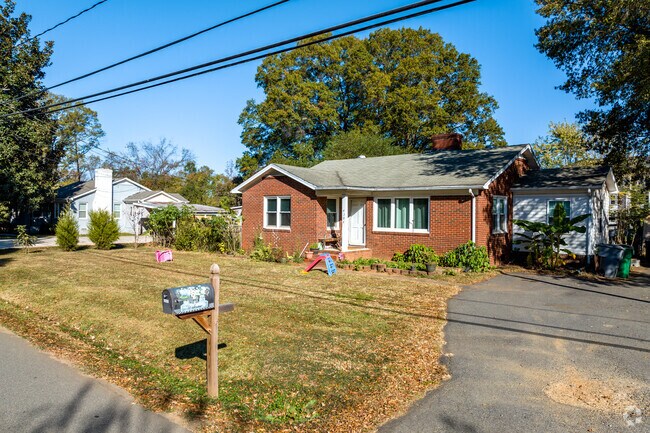 Many of the older homes in Henderson Circle are brick.