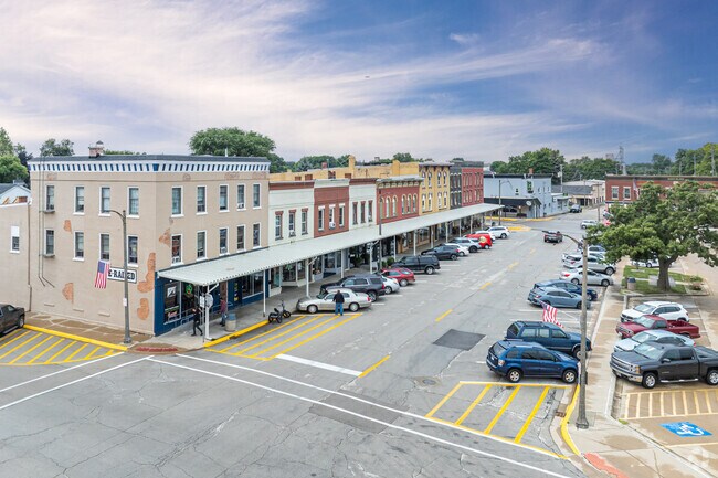 Shops along East Railroad St. in downtown Sandwich are under 5 miles for Lake Holiday locals.