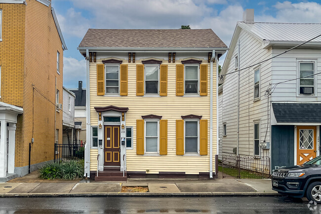 Historic single homes line the streets of Mechanicsburg.