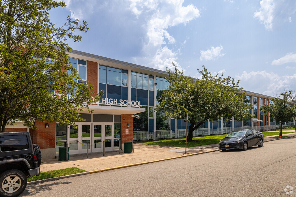 Rutherford High School has 753 students in grades 9-12.