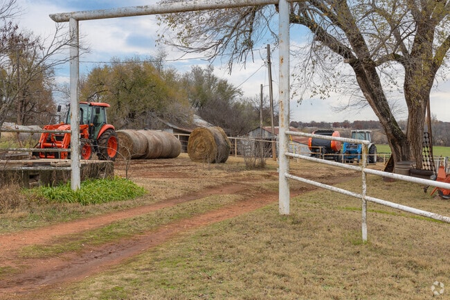 Farm is the primary industry in Dibble.
