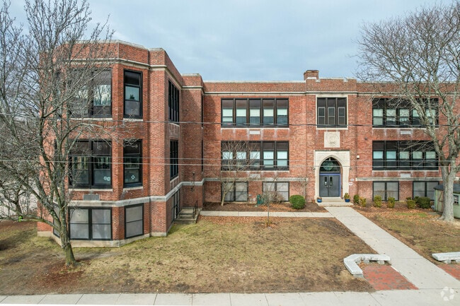 Underwood Elementary School has 218 students attending.