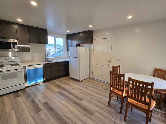 1049 56th St unit Upper, Emeryville, CA 94608 - photo 3