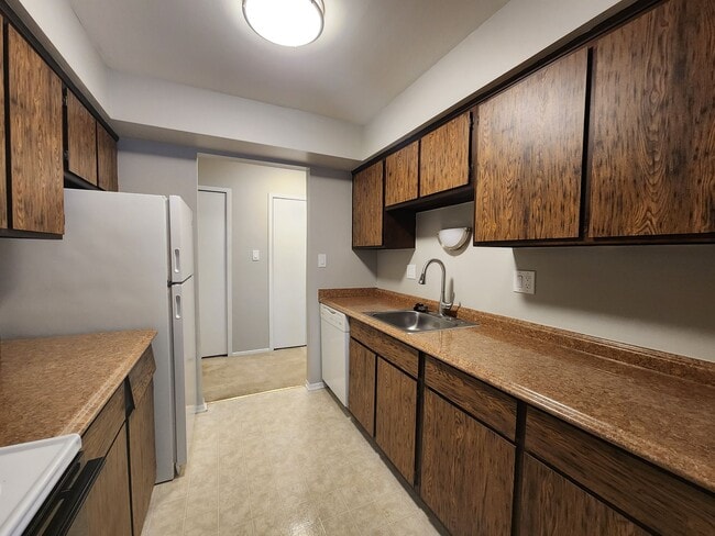 WOODHUES APARTMENTS - Ideal Farmington Hills Location!, Farmington Hills, MI 48334 - photo 6