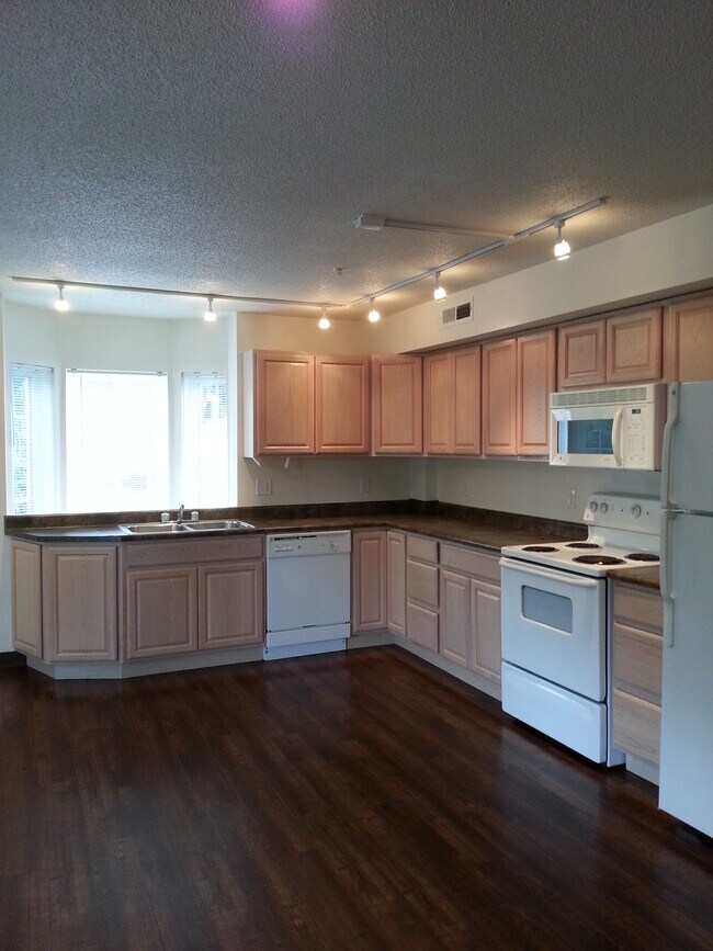 943 S Gilbert St unit 21, Iowa City, IA 52240 - photo 4