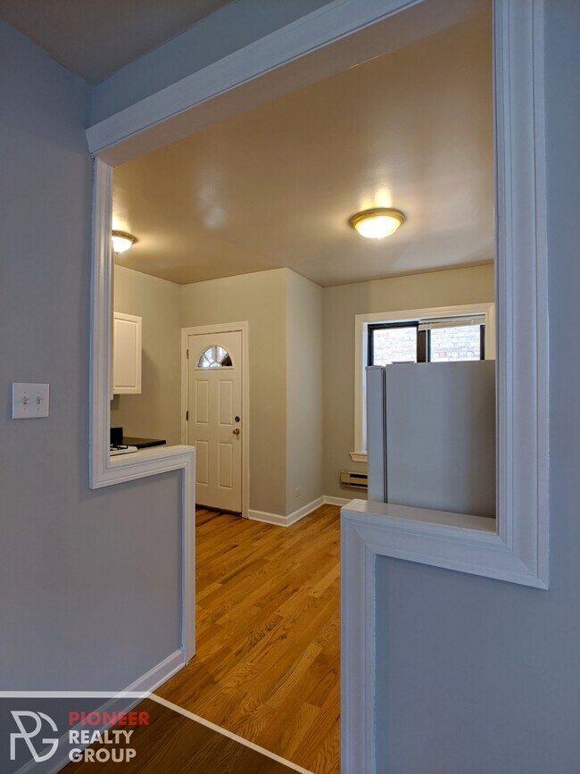 3732 N Pine Grove Ave unit 3720.5-W2, Chicago, IL 60613 - photo 4