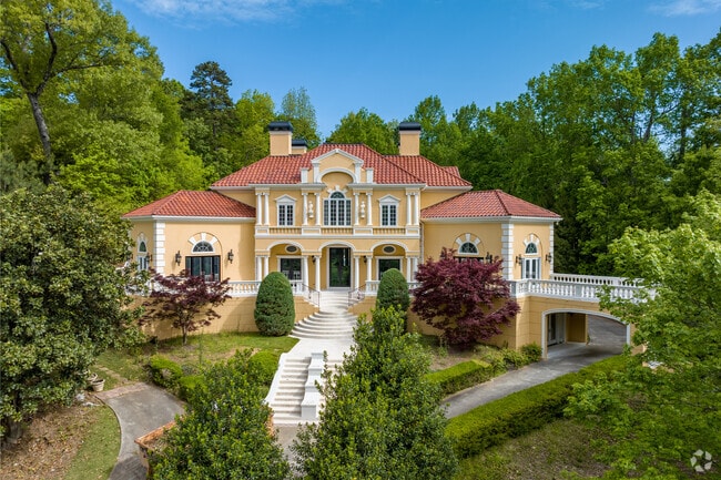 Beautiful palatial homes can be found throughout Mount Paran-Northside.