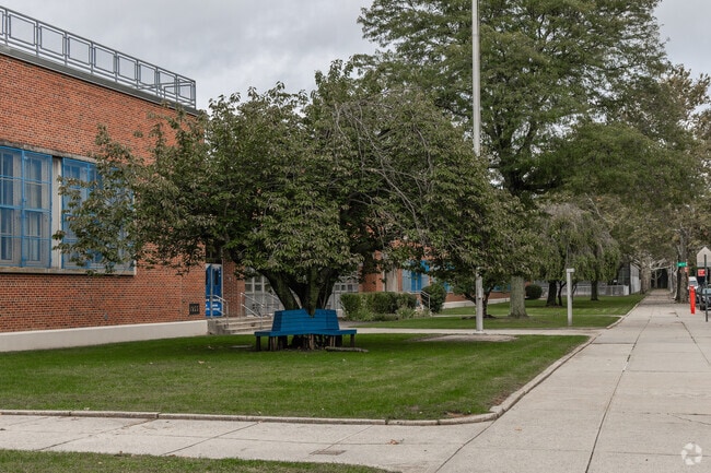 PS Q004 is located in a quiet neighborhood.