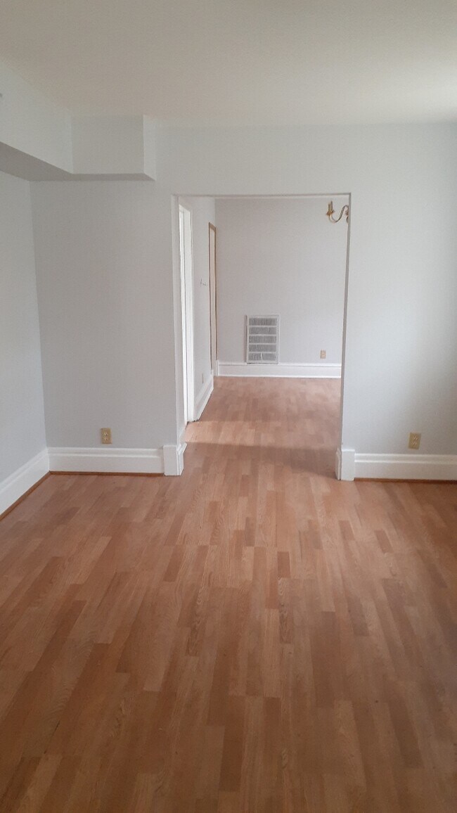 209 Richards St Unit 3 BSMT, Joliet, IL 60433