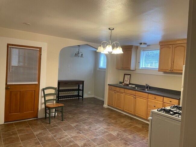 254 E 4th Ave unit in The Avenues, Chico, CA 95926 - photo 2
