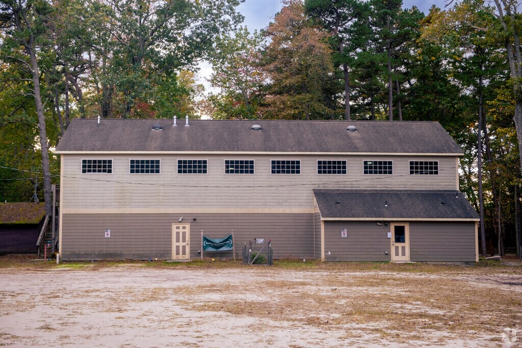 South Jersey Sudbury School provides education in the neighborhood of 
Laurel Springs.