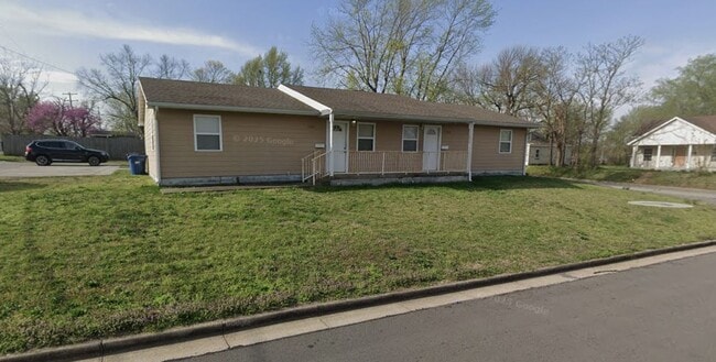 1704 E 5th St unit 1704, Joplin, MO 64801 - photo 2