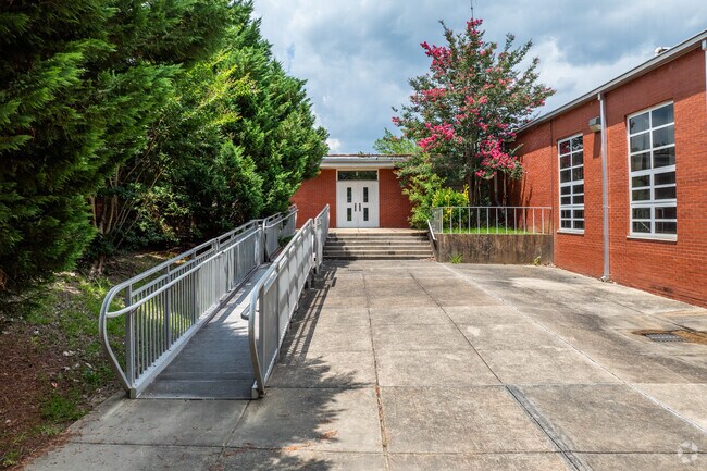 Green Elementary School serves students that live in North Jackson.