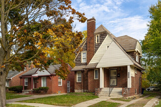 The moderately-sized lawns of Castle Rouge homes are often tree-shaded and well-maintained.