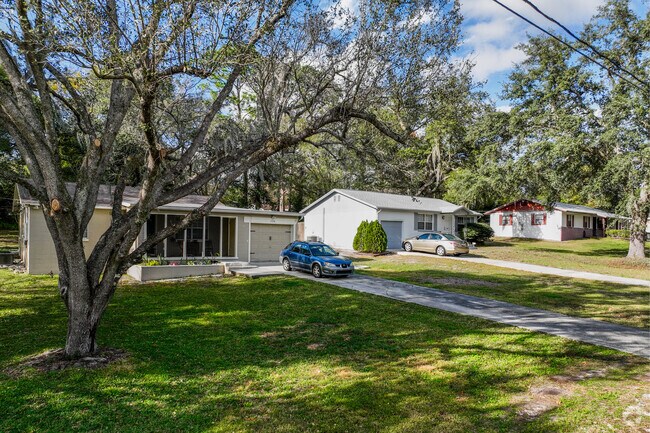 A variety of home styles, new and old, can be found in the streets of Plantation Estates.
