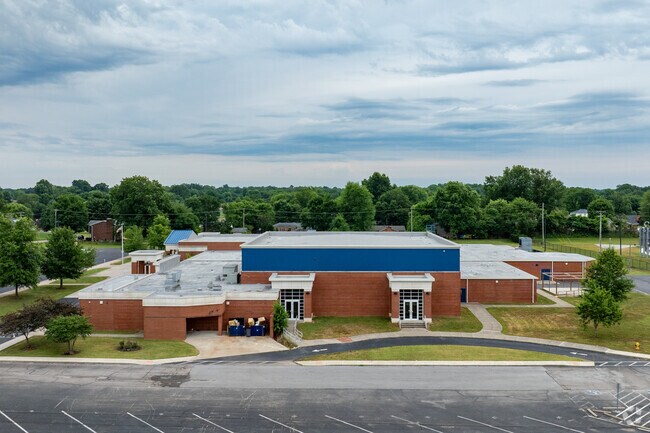 Hebron Middle School is an above average, public school located in SHEPHERDSVILLE, KY.