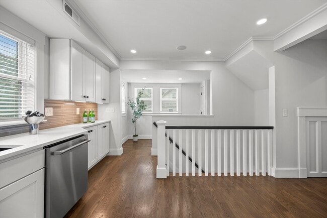 62 Governor Winthrop Rd unit 2, Somerville, MA 02145 - photo 5