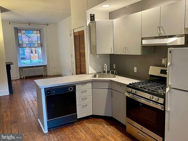 826 N Woodstock St unit 1, Philadelphia, PA 19130 - photo 5