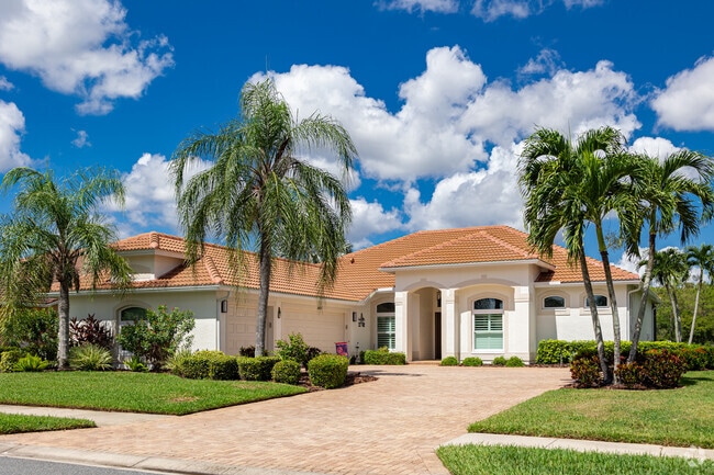 Mediterranean style stucco homes are common in Heritage Palms.