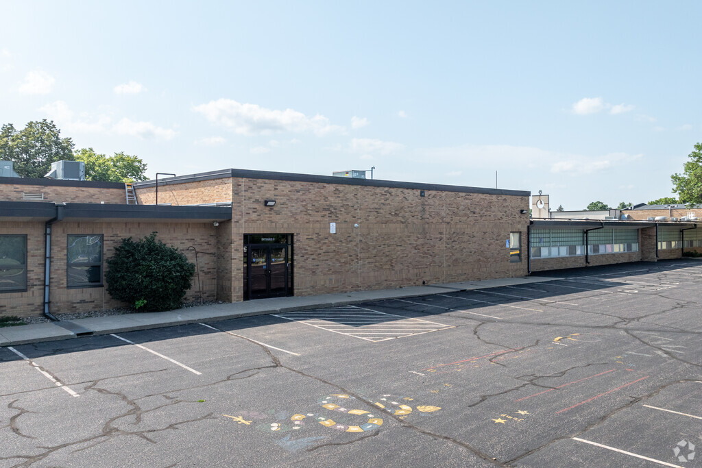 St. Lambert Elementary School serves students in grades PK, K-6.