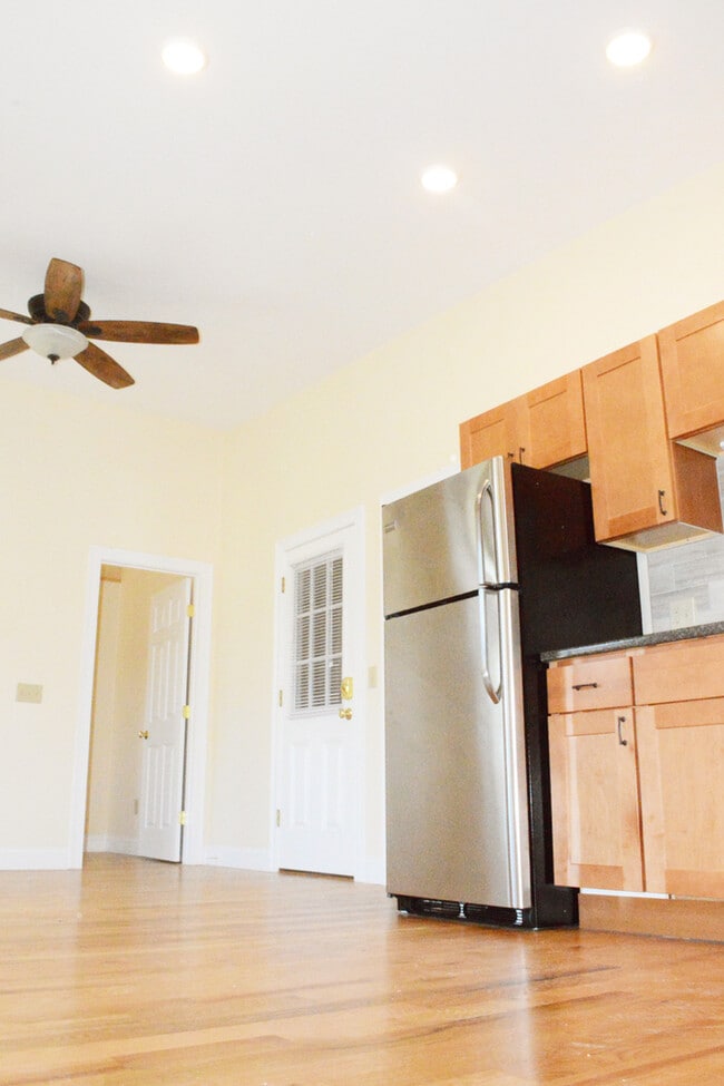 83 Park St unit 2, Burlington, VT 05401 - photo 3