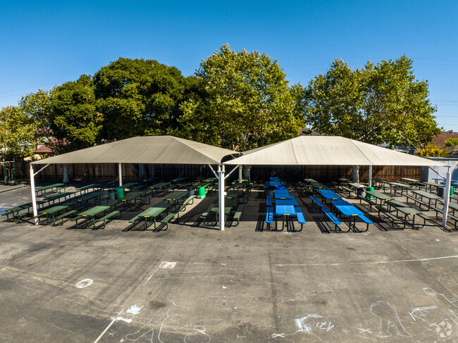 Sunnybrae Elementary School has an outdoor eating area for students to enjoy during lunch.