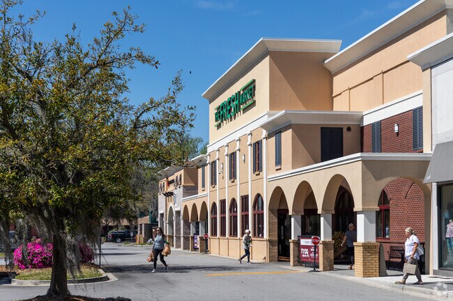 Shop for groceries at the nearby Fresh Market, only minutes from Tatemville.