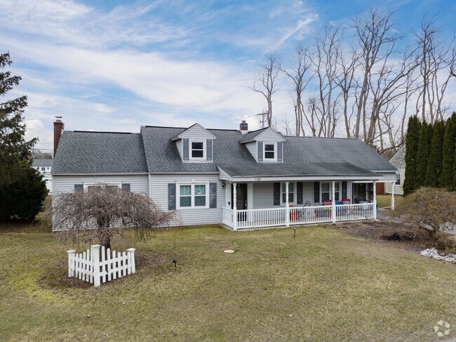 Many houses in Rotterdam have a large front yard.