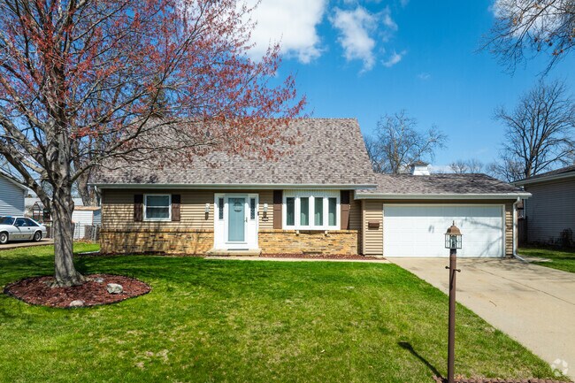 Homes in Hamilton Park typically sell between $60,000 and $170,000.