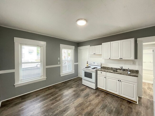 421 Spruce St unit 1, Manchester, NH 03103 - photo 3