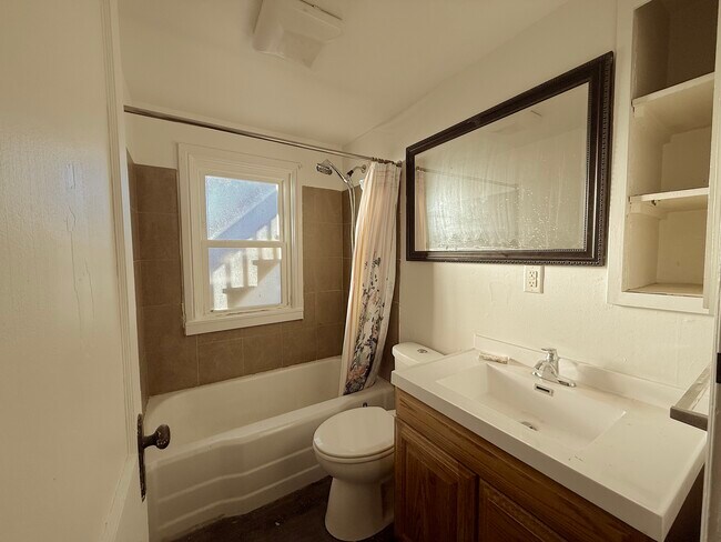 443 N Prospect St unit downstairs, Marion, OH 43302 - photo 4